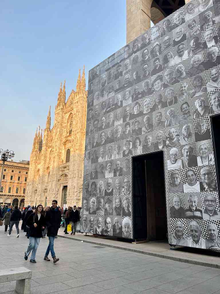 Parte dell'installazione di JR in Piazza del Duomo a Milano