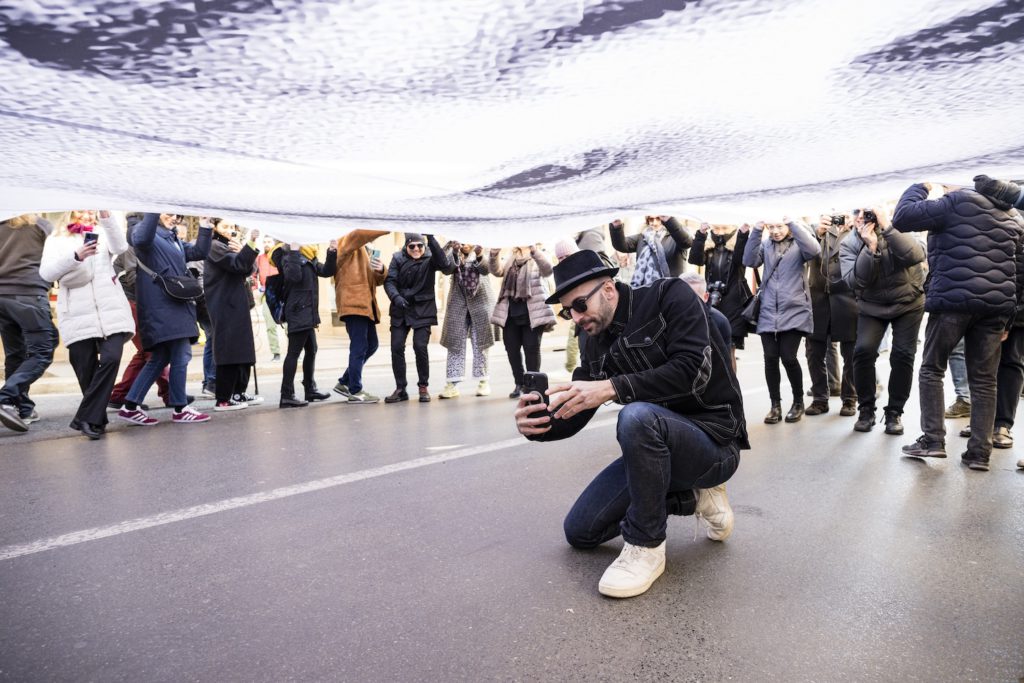 JR durante la performance a Torino. Courtesy Andrea Guermani